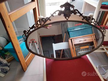 Specchio antico decorato in materiale ferroso