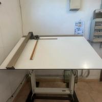 tavolo da disegno con tecnigrafo