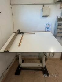 tavolo da disegno con tecnigrafo