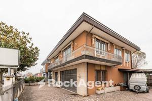 NEGOZIO CON APPARTAMENTO E MAGAZZINO