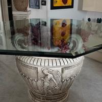 tavolo con anfora e vetro ottagonale
