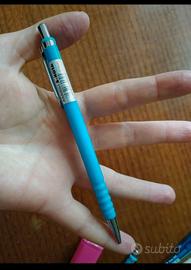 Set prodotti di cartoleria essenziali per la scuol