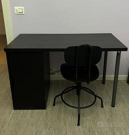 Scrivania IKEA con sedia