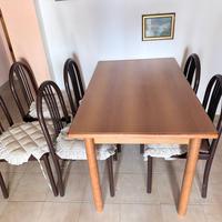 Tavolo da cucina e sedie in metallo.