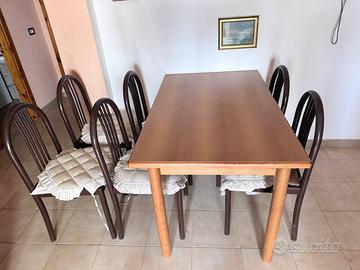 Tavolo da cucina e sedie in metallo.