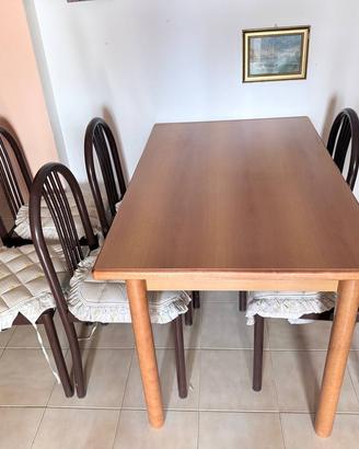 Tavolo da cucina e sedie in metallo.