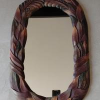 Specchio ovale in legno scolpito.