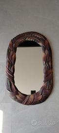 Specchio ovale in legno scolpito.