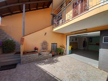 Stabile con 2 appartamenti indipendenti e garage