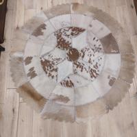 tappeto rotondo in vera pelle. firmato con timbro