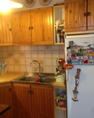 Cucina  con porte in legno