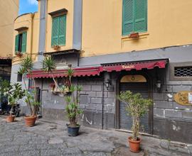 Ad. via foria- ampio locale comm.le