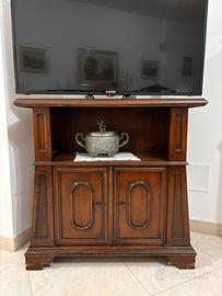 Mobile in legno stile classico con ante e vano