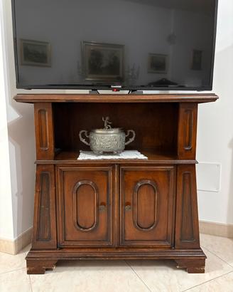 Mobile in legno stile classico con ante e vano