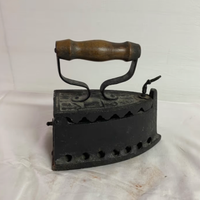 Ferro da stiro in ferro antico