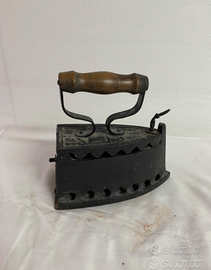 Ferro da stiro in ferro antico