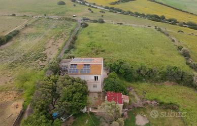 Porzione di Bifamiliare con Ampio Terreno in Locaz