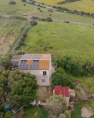 Porzione di Bifamiliare con Ampio Terreno in Locaz