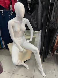 Manichino donna seduto