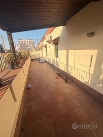 Camere ragazze in attico con piscina