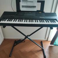 Tastiera Yamaha PSRE453 con treppiede e leggio