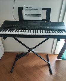 Tastiera Yamaha PSRE453 con treppiede e leggio