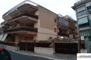 ISOLA DELLE FEMMINE: TRIVANI CON BALCONE