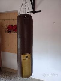 Sacco box con guantoni e staffa a parete