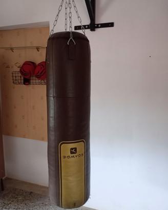 Sacco box con guantoni e staffa a parete