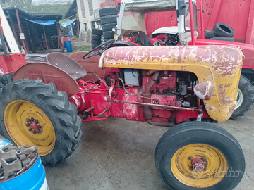 Trattore d epoca rossi