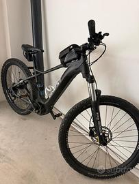 Bicicletta mountain bike con pedalata assistita