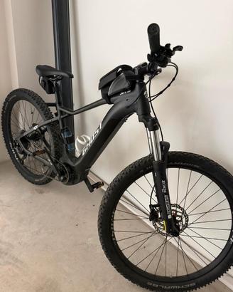Bicicletta mountain bike con pedalata assistita