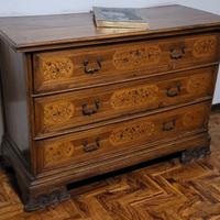 comò in noce intarsiato