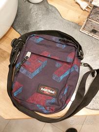 Borsa A Tracolla marca Eastpak nuova.