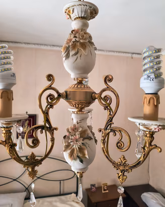 lampadario in porcellana di Capodimonte 