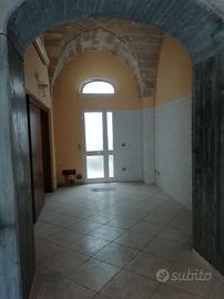 Locale artigianale adibito a pizzeria da asporto