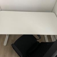 Scrivania IKEA -BEKANT e Sedia ufficio - MARKUS