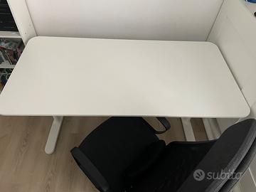 Scrivania IKEA -BEKANT e Sedia ufficio - MARKUS