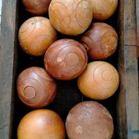 Vecchie bocce in legno d'ulivo vintage 