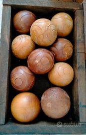 Vecchie bocce in legno d'ulivo vintage 