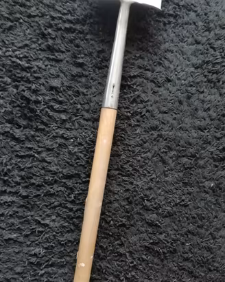 Pala con manico in legno