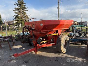 Spandiconcime carrellatocapacità 30 quintali