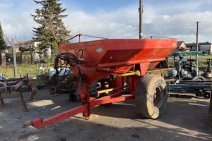 Spandiconcime carrellatocapacità 30 quintali