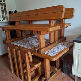 Tavolo con panche e seggiole