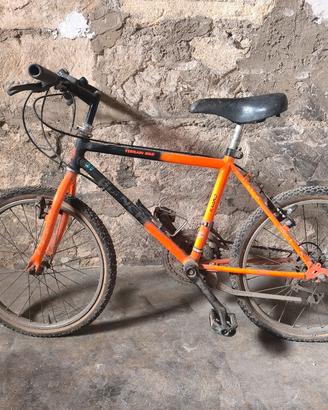 Bici Mountain bike arancione e nera