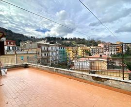 Attico spazioso tripla esposizione con camino