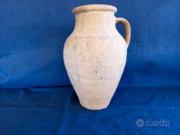 Vecchio vaso in terracotta, piccola anfora