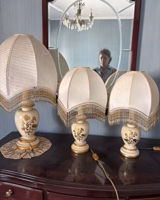 Tre lampade in ceramica avorio e oro, firmate