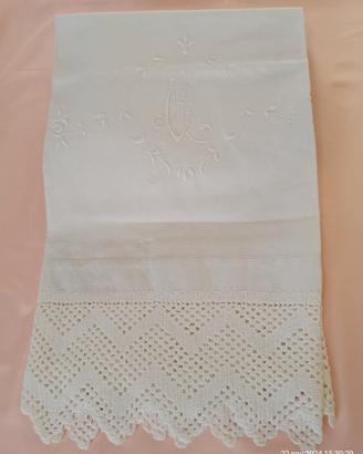 Telo antico ricamo a mano iniziali AG merletto
