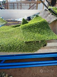 dono spezzoni di erba sintetica 